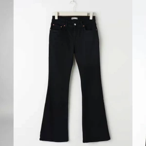 Svarta lågmidjadejeans ginatricot  - Säljer nu dessa svarta jeans från ginatricot. Otroligt bekväma och ganska stretchiga! 