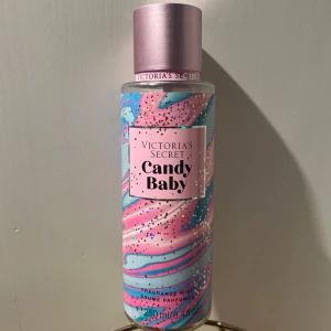 Victoria's Secret Candy Baby Mist - Så så god doft från Victorias secret, men har på tok för många🙈250 ml och bara testad några enstaka gånger så skulle säga 95% full❣️ luktar såå fräsch o härlig som stranden, ordinarie pris 288,43 plus frakt