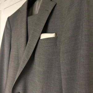 KOSTYM➕KOSTYMBYXOR/ Oscar Jacobson  - Säljer en jättefin kostym från 2022 då kavajen samt byxorna inte längre är min storlek så att någon annan kan få glädje av den. Köptes på ”Ströms” och i princip helt oanvänd utöver enstaka högtidliga tillfällen.                                                                 •Nyskick—Helt utan fläckar/hål & andra skador✅  •Pressveck på byxorna ✅ •Funkar i formella & festliga sammanhang beroende på slips/skjorta✅  Kvitto finns✔️Ingåri priset: Kavaj- Kostymbyxor- orginal galje- orginal kostympåse