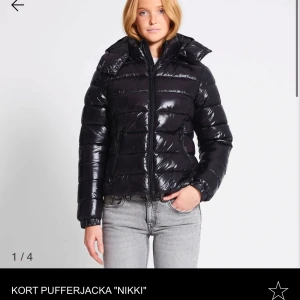  Pufferjacka från Lager 157 - Köpte denna då den var populär, använd 3 gånger totalt men tycker inte den är min stil på jacka😊                    Storlek S men skulle säga att den passar XS också!