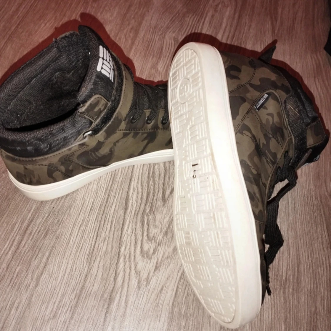 Kamouflage sneakers med snörning