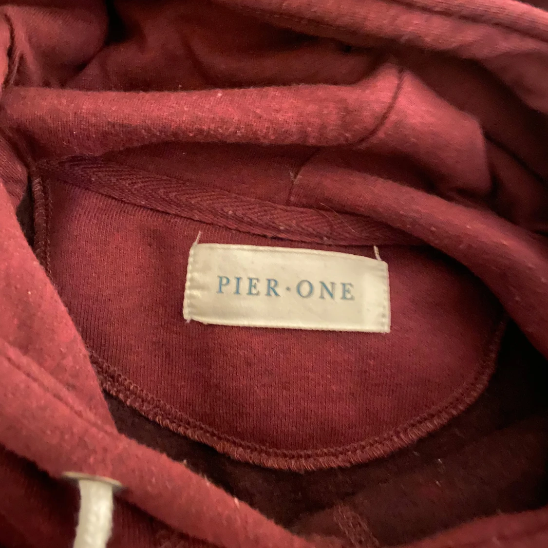 Vinröd hoodie från Pier One - 91