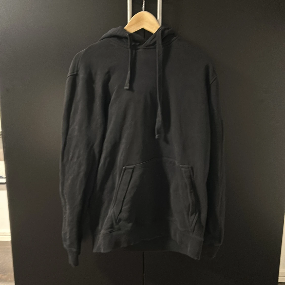 Svart hoodie från Peak Performance