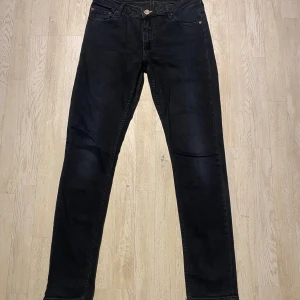 Acne jeans - Dessa svarta acne jeans (Slim fit)  är nu till salu för endast 290kr🌟 storlek : 30 32 | Skick: nyskick🙌