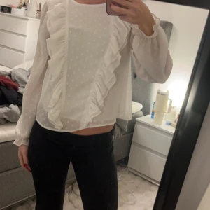 Vit blus  - Säljer denna vita blusen med mönster då den inte kommer till användning längre, bra skick!
