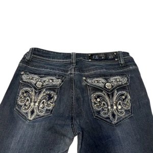 Jeans - Hål vid högra bakfickan. Midjemått rakt över: 37cm innerbenet: 84,5cm Ytterbenet: 105,5cm. Kontakta vid intresse och frågor!