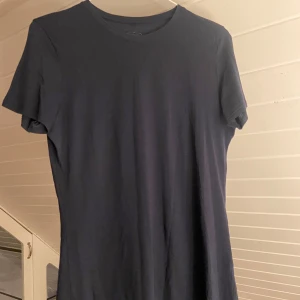 Intimissimi T-shirt  - Snygg T-shirt figursydd från Intimissimi. Storlek L fint skick.