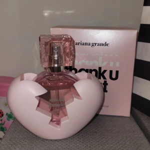Ariana Grande Thank U Next Parfym - Säljer Ariana Grandes parfym 'Thank U Next'. Perfekt för den som älskar en söt doft. Den är använd lite grann, se andra bilden. Köparen står för frakten 🫶
