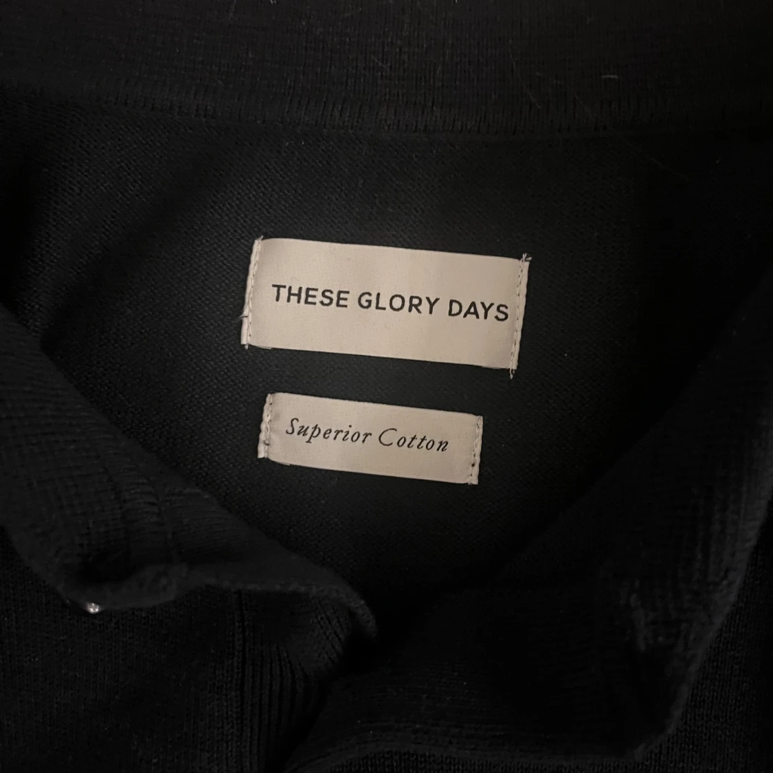 Svart pikétröja från These Glory Days - 90