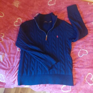Polo Ralph Lauren tröja stickad - Snygg blå stickad tröja från Polo Ralph Lauren quarter zip. Perfekt för kyligare dagar. Passar både till vardags eller för finare kvällar. Priset kan diskuteras vid snabb affär.