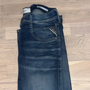 Mörkblå jeans från Replay - Snygga mörkblå jeans från Replay, modell Anbass. De har en slim fit passform och klassisk femficksdesign. Perfekta för en stilren look. I princip helt som nya endast använda 2 gånger. Storlek 30/32 nypris 1899.
