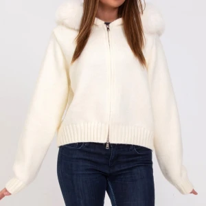 Vit stickad jacka med huva - Säljer en mysig vit stickad jacka med dragkedja och fluffig huva från alessa. Perfekt för kyliga dagar och ger en stilren look. Jackan har långa ärmar och ribbade kanter. Fick hem jackan idag men känner inte att den är för mig och passar inte min ”stil” dessutom så passar den mig inte, för liten storlek.  Så jackan är inte använd! Köp gärna, vill få sålt snabbt!!!