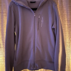 Sail Racing Zip Hoodie - Säljer nu min nästan helt nya Sail Racing hoodie, endast använd 2-3 gånger. Snygg grå/beige tröja från Sail Racing med dragkedja och huva. Jackan har en stilren design med logotyp på bröstet. Fler bilder kan få om det önskas. Såklart inga defekter och såklart 100% äkta, hör av dig vid frågor och funderingar😃