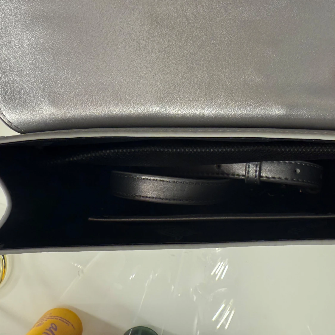 Silverfärgad axelväska med nitar - 92