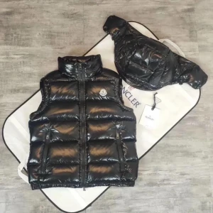 Moncler Tib Gilet - En helt ny Moncler Tib Gilet väst med avtagbar luva, DM för mer information💯😙