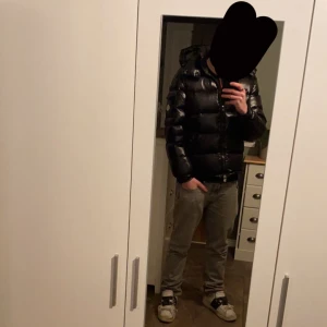 Moncler maya - Moncler maya svart Storlek M skick 9/10