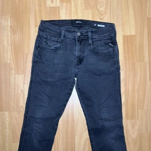 Replay Anbass Jeans  - Tja säljer nu ett par Replay jeans i modellen Anbass i storlek 30 för endast 399kr! Pris är ej hugget i sten, hör av er i dm vid funderingar 🙌