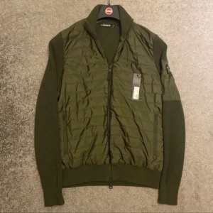 J.Lindeberg cardigan, storlek S - J.Lindeberg cardigan. Storlek: S. Skick: Den är i väldigt fint skick. Nypris: 3500kr. Vid fler frågor/bilder är det bara och höra av sig!