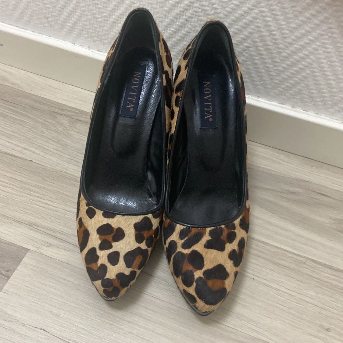 Leopardmönstrade pumps från Novita