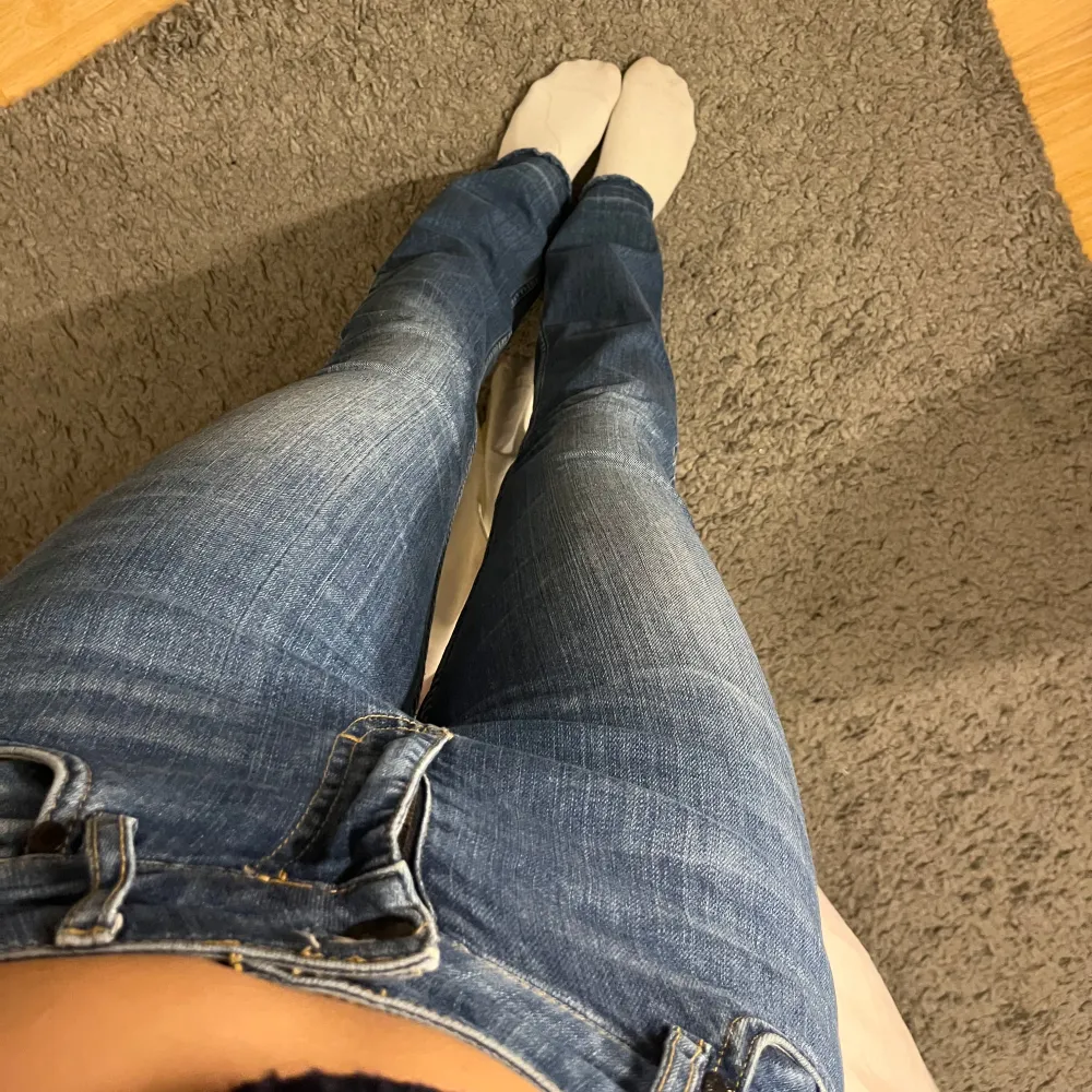 Snygga blå bootcut jeans med en klassisk femficksdesign. De har en bekväm passform och är perfekta för en avslappnad stil. Jeansen har en dragkedja och knapp framtill. Skriv om ni har några frågor!💞. Farkut & Housut.