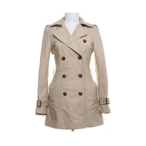 Trench Coat - Hej! Säljer denna superfina beiga Trench Coaten då den helt enkelt  inte kommer till nån användning. Den har inga defekter förutom att självaste ”bältet” till jackan saknas men den är verkligen otroligt fin utan. Trench Coaten formar sig fint utifrån ens kropptyp och går både att klä upp och klä ner. Köpte den på Zara för ungefär 1 år sedan, därav finns den inte kvar att köpa. Om du skulle ha några frågor är det bara att höra av dig! ((priset går även att diskutera))