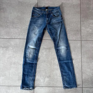 TIGER OF SWEDEN JEANS STRL 31/34  - Snygga blå jeans ifrån Tiger of Sweden i modellen Iggy med en klassisk femficksdesign. De har en lätt slitning på framsidan och en bekväm passform. Perfekta för en avslappnad stil. Storlek 31/34 och i är i bra skick | Midjemått: 80cm |