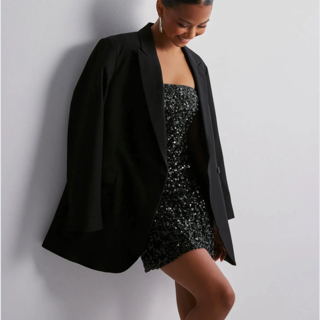Svart paljettklänning