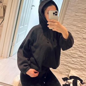 Svart hoodie - Säljer en svart hoodie med luva och dragsko. Den har en avslappnad passform och långa ärmar. Perfekt för en casual look. Passar perfekt för s/m/l storlek