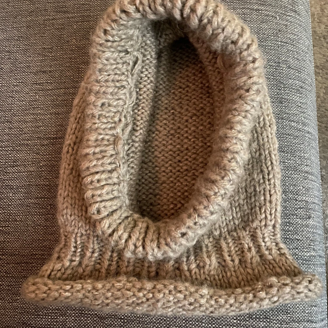 Beige stickad huva - 90