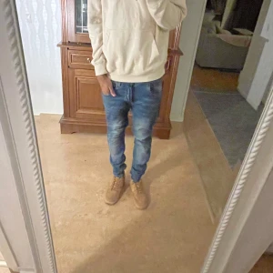 Blå jeans - Dessa jeans är köpte vid nyår men jag har endast använt dem ute ett par gånger.