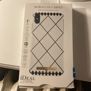 Mobilskal Moroccan Carpet från iDeal of Sweden - Snyggt mobilskal för iPhone XS Max från iDeal of Sweden med ett stilrent rutigt mönster. Skalet är vitt med svarta linjer. Endast öppnad, annars helt ny! Ideal x Janni Olsson 
