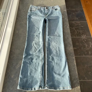 Lågmidjade ljusblå jeans  - Fina ljusblå Lågmidjade jeans inerbenslängd- 75 midjehöjd- 23 midje mått rakt över- 38
