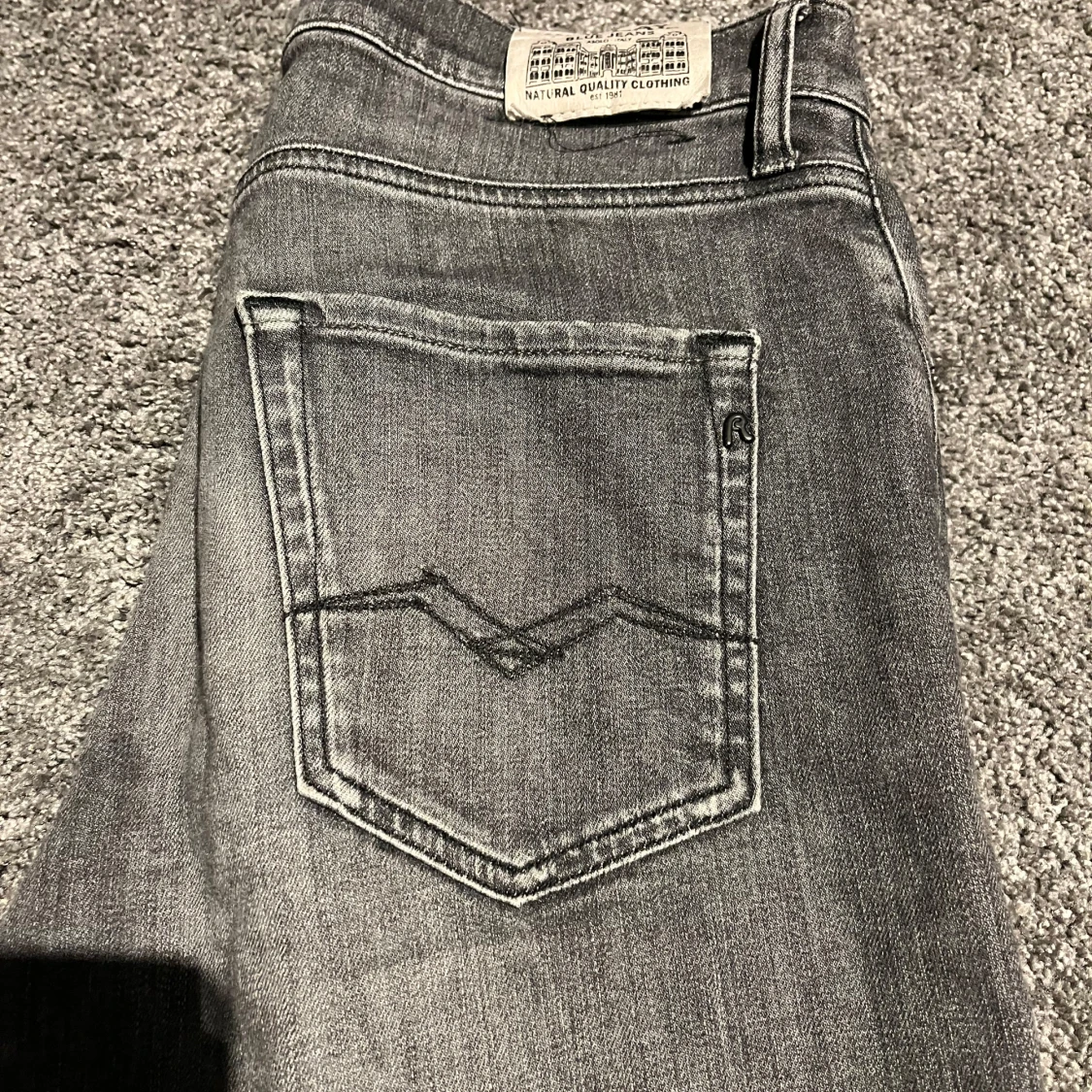 Grå jeansbyxor från Replay