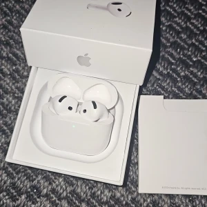 Bluetooth Hörlurar  - Fjärde generationen / gen 4 i super fint skick. Kommer med alla tillbehör. Nypris 1900kr. 100% nöjd garanti! Ni kan alltid returnera om ni inte skulle vara nöjda, oavsett anledning. Kolla gärna mina recensioner.