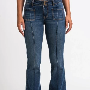 Blå bootcut jeans med låg midja - Snygga blå bootcut jeans med låg midja och dekorativa sömmar. Knappt använda men passar tyvärr inte mig i storlek och hann inte lämna tillbaka. Originalpris 700💕💕
