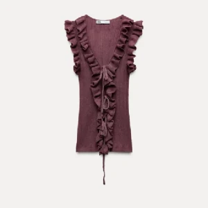 Ribbad topp med volangdetaljer från Zara - SÖKER!! Jag söker denna toppen ifrån Zara, i grön eller röd, gärna i storlek  s men m funkar också. Hör av dig om du har den!!