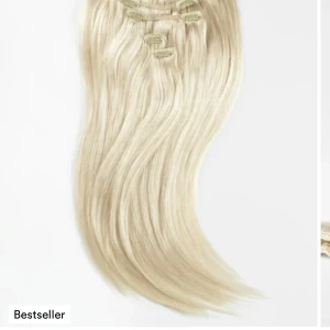 Blonda löshår med clips - Säljer blonda löshår med clips för enkel applicering. Perfekt för att snabbt få längre och fylligare hår. Har lockat det men går lika bra att platta. Clipsen är diskreta och håller löshåret säkert på plats hela dagen. Äkta hår från Rapunzel of sweden. Min bild ger ingen rättvis färg på dem, därav bild från hemsida med. Färgen är Platinum blonde i 50cm. Köpta för ca 2 månader sedan för 1999kr, anvönda max 3 gånger. Kan tänka mig att gå ner i pris vid snabb och smidig affär.