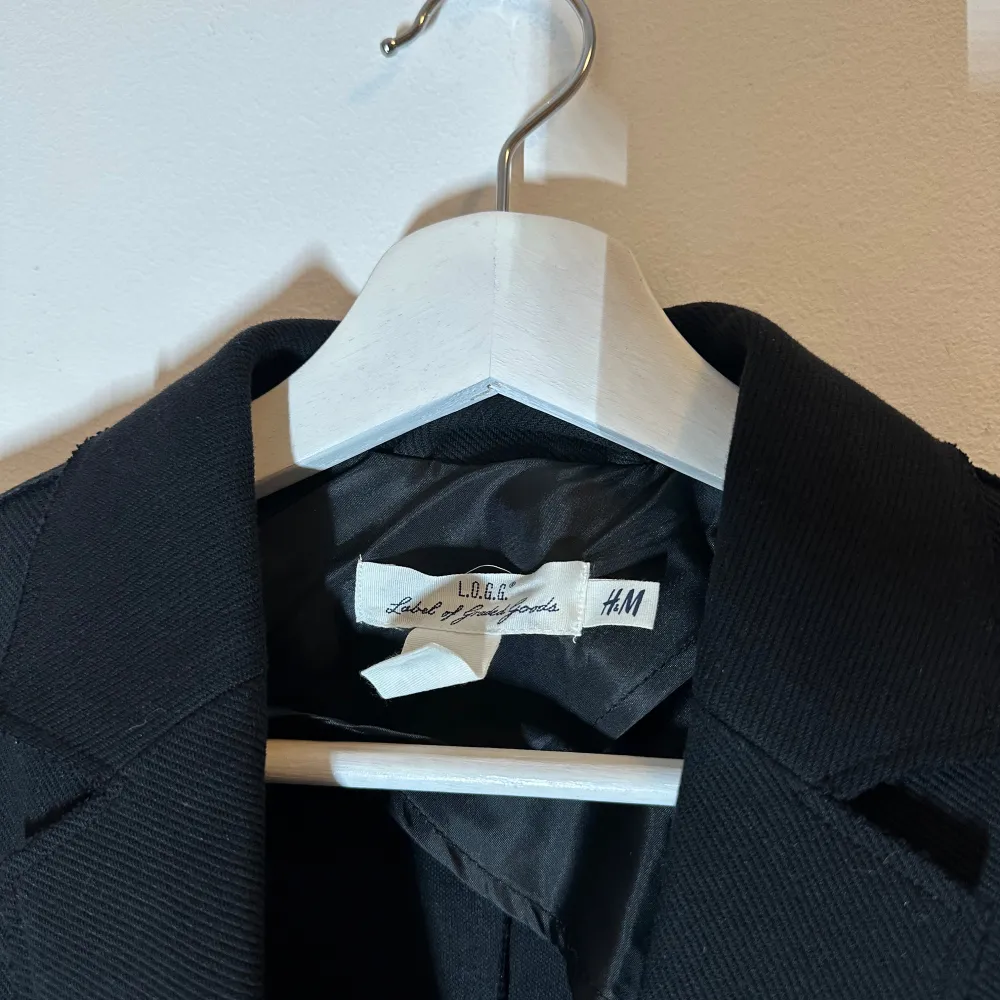 Snygg svart kavaj från H&M med klassisk design. Kavajen har två knappar framtill och fickor på sidorna. Perfekt för en stilren look.🥰🥰🥰. Takit.