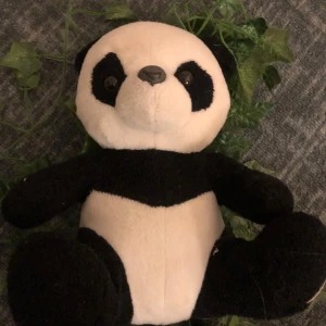Gosedjur Panda - Söt och mjuk panda gosedjur i svart och vitt. Perfekt för kramar och som dekoration i barnrummet. 🐼