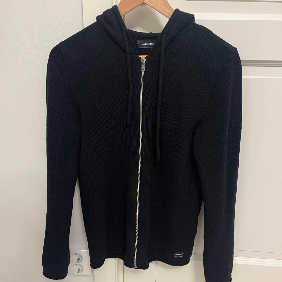 Svart stickad hoodie - 1