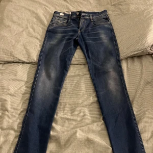 Replay anbass  - Använt de ungefär 5 gånger så skicket är näst intill perfekt. Storlek 30 i midjan och 34 i längd. Vill bli av med de så snart som möjligtså priset kan absolut diskuteras vid snabb affär 