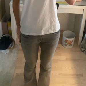 Grå lågmidjade jeans - Grå lågmidjade bootcut jeans som har används bara ett par gånger så de är i väldigt bra skick!💞