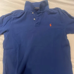 Blå pikétröja från Ralph Lauren - Säljer  min piké från polo för 299kr den är riktigt fet och stilig inför sommaren. Kan tänka mig gå ner lite i pris. Intresserad så iväg ett dm! 💫 storlek 14-16 år / Small