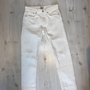 Vita Jeans - Jeans från Lager 157, storlek 30/32. Fint skick, en fläck på ca 2 mm finns på ena benet men det är absolut inget som märks av eller syns i helheten. Använd ett fåtal gånger. Köparen står för frakten📦