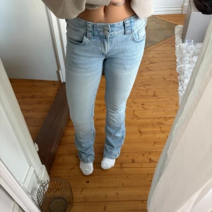 Ljusblå jeans med bootcut - Säljer dessa snygga lågmidjade jeans från hm barnavdelning i storlek 170. Jag bruka ha 36 i jeans och dessa passar mig perfekt!🙏🏽💖 Midjemått runt hela midjan = 73 cm Midjemått tvärs över= 33 cm Innerbenslängd= 80 cm