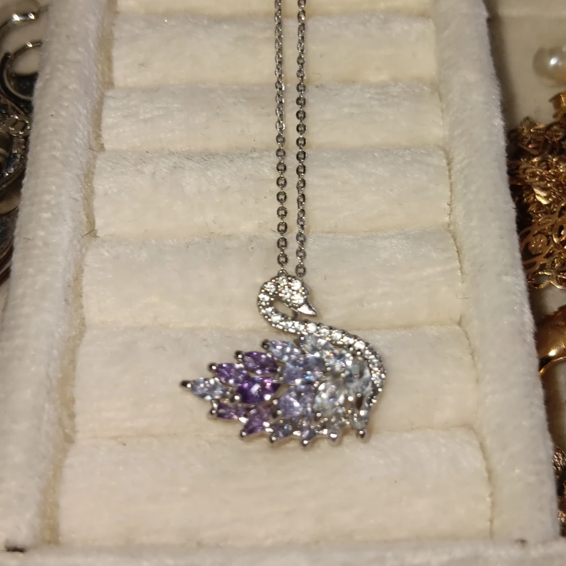 Svanformad halsband med glittriga stenar