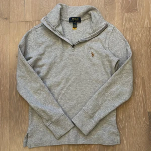 Polo Ralph lauren - Tja, säljer en polo Ralph lauren half zip tröja. Tröjan är köpt i USA i sawgross mills, den är i storleken 8-10 som passar ungefär 135-145 ungefär. Passar jätte bra nu till våren eftersom de e lite tunnare material på tröjan (använd ca 3 gånger) hör av er vid minsta fråga!🙌Nypris ligger på ungefär 1000kr!