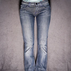 Armani jeans - Mörkblå AJ jeans med klassisk femficksdesign och subtila slitningar. Avslappnade och enkelt snygga.