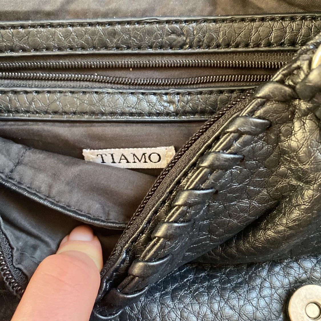 Svart axelväska från Tiamo - 2