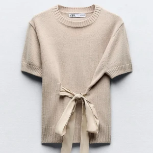 Beige kortärmad topp med knytband - En så fin tröja som är i nyskick 🥰🥰